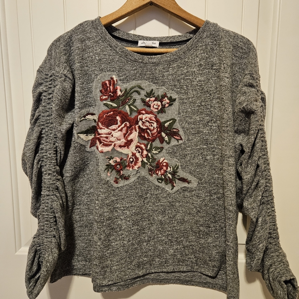 Cottagecore Floral Rose Embroidered Gray Sweater with Ruched Sleeves Medium